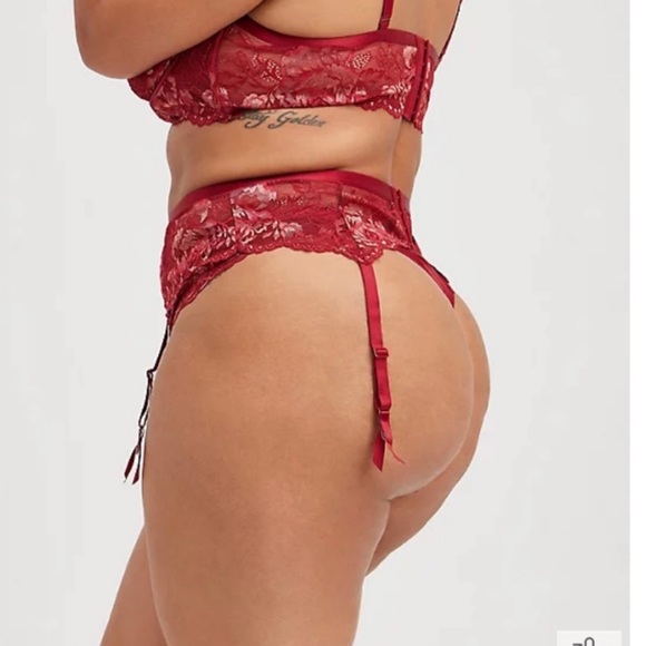 NWT TORRID GARTER - LACE RED & GOLD FIT SIZES 1X or 2X - Picture 2 of 7
